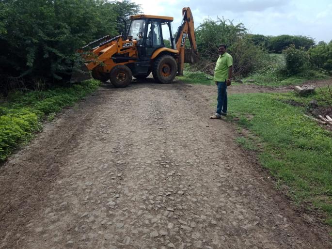 Thorny bushes | स्वखर्चाने काढली काटेरी झुडपे Thorny bushes | स्वखर्चाने काढली काटेरी झुडपे