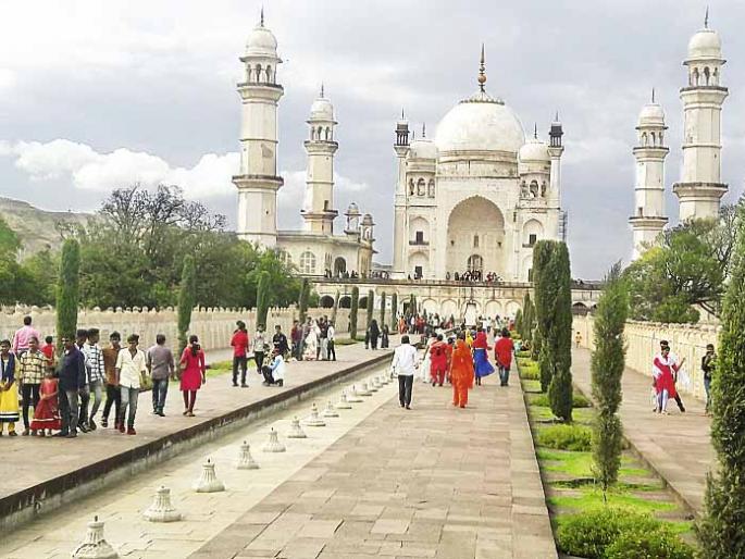 Bibina Tomb Raises the Visitors for Tourists | पर्यटकांमुळे बीबीका मकबरा गजबजला