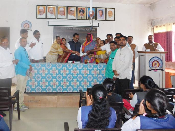 Vadnarbhairav students pay bus fee! | वडनेरभैरवच्या विद्यार्थिनींची बस फी भरली ग्रामपंचायतीने !  Vadnarbhairav students pay bus fee! | वडनेरभैरवच्या विद्यार्थिनींची बस फी भरली ग्रामपंचायतीने !