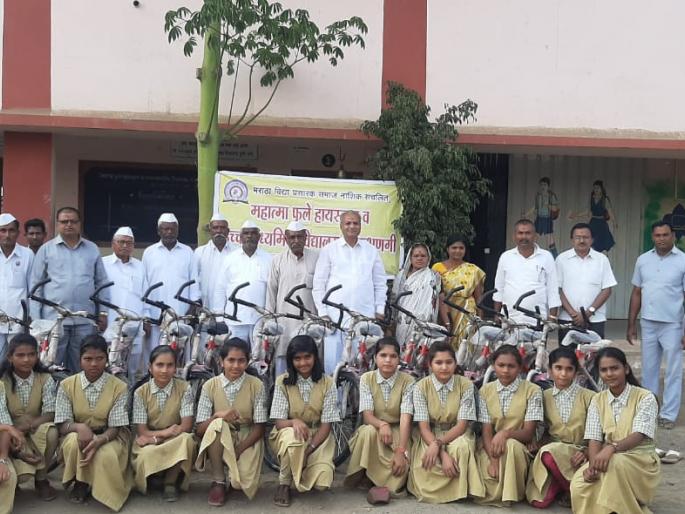 Cycle allocation at Mokabhangi | मोकभणगी येथे सायकल वाटप Cycle allocation at Mokabhangi | मोकभणगी येथे सायकल वाटप