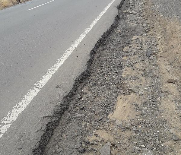 Warkari Pandhari Route: Nagar-Karmala road | वारक-यांची पंढरीची वाट खडतर : नगर-करमाळा रस्ता खड्ड्यात Warkari Pandhari Route: Nagar-Karmala road | वारक-यांची पंढरीची वाट खडतर : नगर-करमाळा रस्ता खड्ड्यात