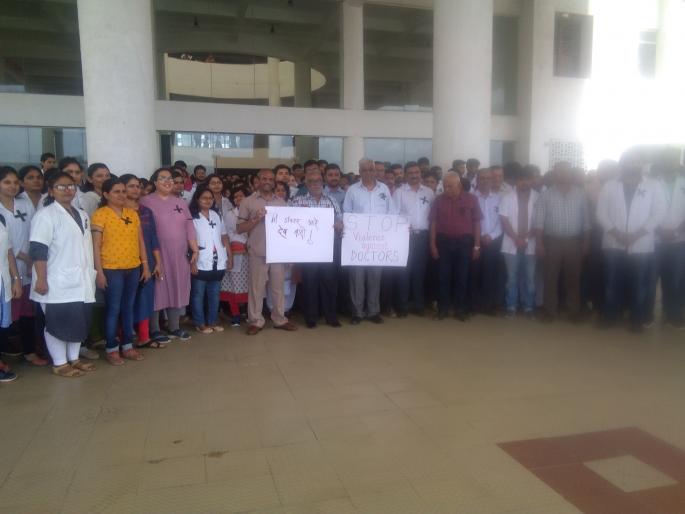 Attacks on the doctor | डॉक्टरांवरील हल्ल्याचा इगतपुरीत निषेध Attacks on the doctor | डॉक्टरांवरील हल्ल्याचा इगतपुरीत निषेध