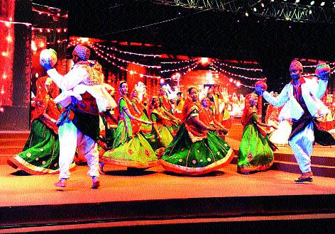 Women's appointment for navratang | नवरात्रीच्या नवरंगांसाठी महिलांची लगबग