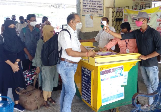 Railway passengers had health check-ups | रेल्वे प्रवाशांची होते आरोग्य तपासणी Railway passengers had health check-ups | रेल्वे प्रवाशांची होते आरोग्य तपासणी