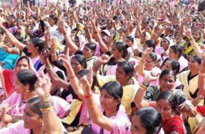 Bhabubis late enjoyment for Anganwadi Tai | अंगणवाडी तार्इंना भाऊबिजचा उशिरा आनंद Bhabubis late enjoyment for Anganwadi Tai | अंगणवाडी तार्इंना भाऊबिजचा उशिरा आनंद