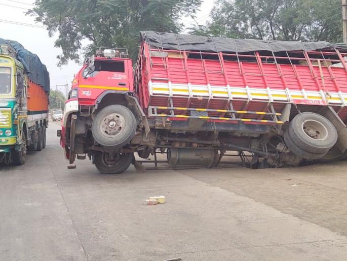 The gutter slab smashed into the truck | गटारीचा स्लॅब तुटून ट्रक अडकला The gutter slab smashed into the truck | गटारीचा स्लॅब तुटून ट्रक अडकला