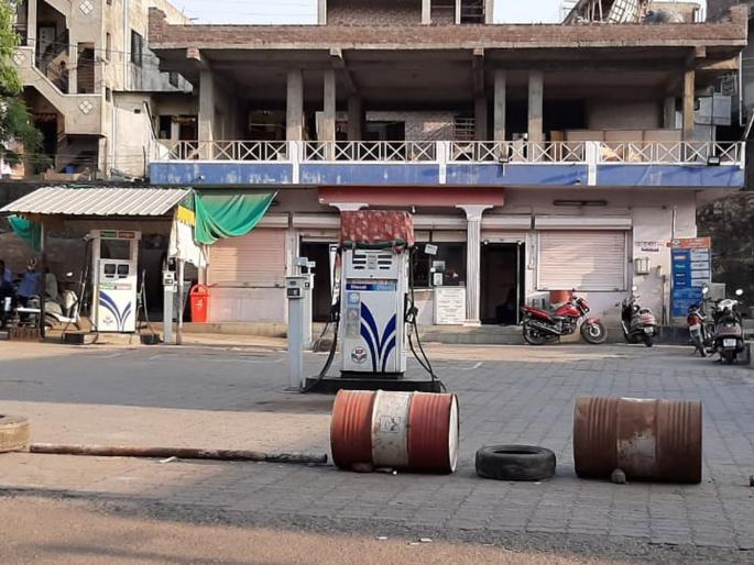 17 lakh liters of petrol and dingol fall into the pumps | पंपांमध्ये 17 लाख लीटर पेट्रोल आणि डिङोल पडून 17 lakh liters of petrol and dingol fall into the pumps | पंपांमध्ये 17 लाख लीटर पेट्रोल आणि डिङोल पडून