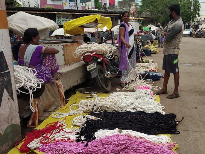 Bullock cart vendors wait for customers at Shahada | बैलांचा साज विक्रेत्यांना शहाद्यात ग्राहकांची प्रतीक्षा Bullock cart vendors wait for customers at Shahada | बैलांचा साज विक्रेत्यांना शहाद्यात ग्राहकांची प्रतीक्षा