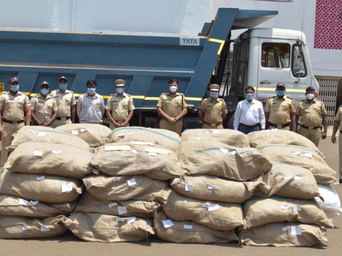 Dumper seized with a bunch of lacquered lacquer | साडेनऊ लाखाच्या गुटख्यासह डंपर जप्त