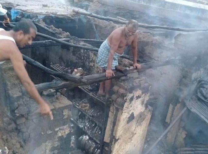Three houses at Torkheda fire in the fire | तोरखेडा येथे तीन घरे आगीत खाक Three houses at Torkheda fire in the fire | तोरखेडा येथे तीन घरे आगीत खाक