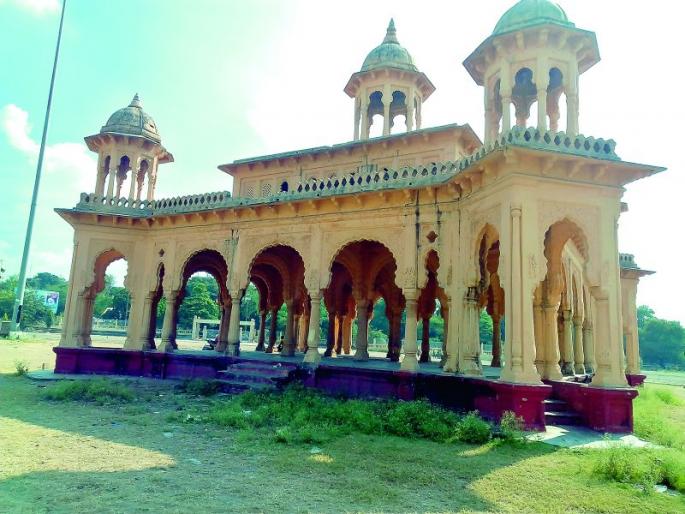 Heritage Kasturchand Park remote The High Court did not even bother | हेरिटेज कस्तूरचंद पार्कची दूरवस्था कायम; हायकोर्टाच्या दणक्यालाही जुमानले नाही  Heritage Kasturchand Park remote The High Court did not even bother | हेरिटेज कस्तूरचंद पार्कची दूरवस्था कायम; हायकोर्टाच्या दणक्यालाही जुमानले नाही