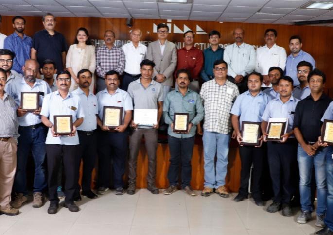 Distribution of prizes to the Kaisen contestants | कायझेन स्पर्धकांना पारितोषिकांचे वितरण