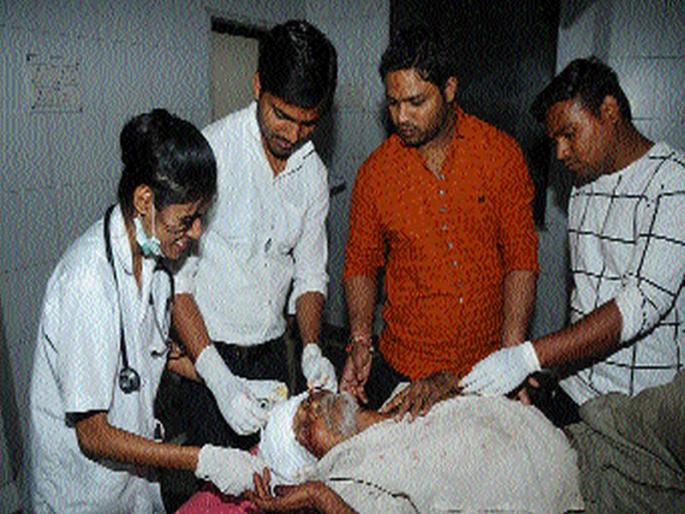 The cargo carrier fired five monks | मालवाहतूक वाहनाने पाच भिक्षुकांना उडविले The cargo carrier fired five monks | मालवाहतूक वाहनाने पाच भिक्षुकांना उडविले