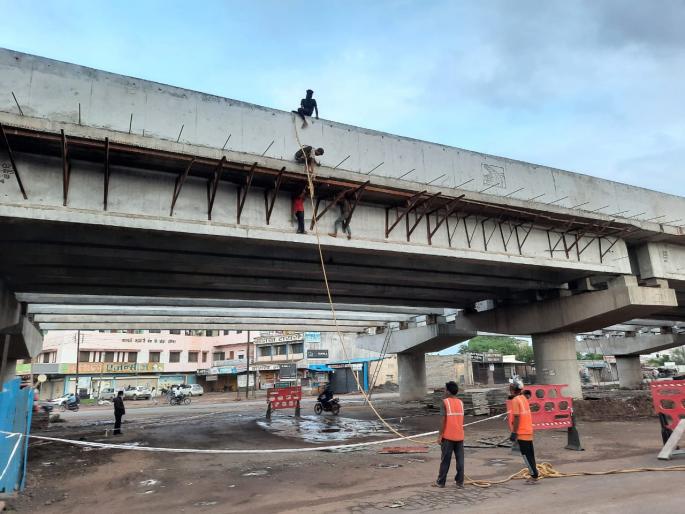 Finally, the flyover work on the highway is in progress | अखेर महामार्गावरील उड्डाणपुलाची कामे पूर्वपदावर Finally, the flyover work on the highway is in progress | अखेर महामार्गावरील उड्डाणपुलाची कामे पूर्वपदावर