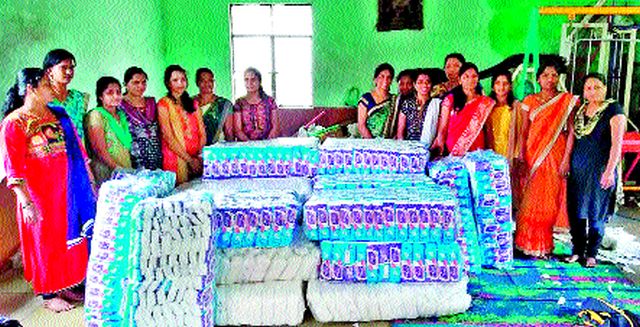 5000 sanitary pads for women from the labor force foundation | कामगार शक्ती फाउण्डेशनकडून महिलांना ५ हजार सॅनिटरी पॅड 5000 sanitary pads for women from the labor force foundation | कामगार शक्ती फाउण्डेशनकडून महिलांना ५ हजार सॅनिटरी पॅड