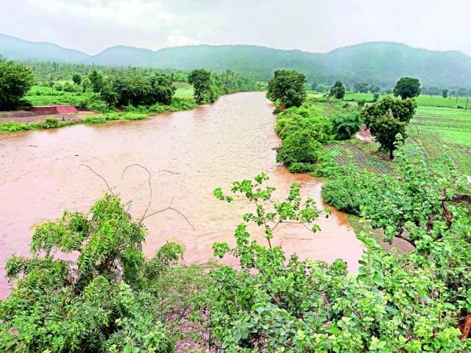 Return of rain in Jalgaon district after three weeks | तीन आठवड्यानंतर जळगाव जिल्ह्यात पावसाचे पुनरागमन Return of rain in Jalgaon district after three weeks | तीन आठवड्यानंतर जळगाव जिल्ह्यात पावसाचे पुनरागमन