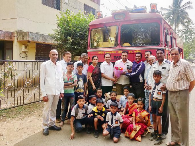 Life on a pigeon trapped in a nylon cat | नायलॉन मांज्यामध्ये अडकलेल्या पारव्याला जीवदान Life on a pigeon trapped in a nylon cat | नायलॉन मांज्यामध्ये अडकलेल्या पारव्याला जीवदान
