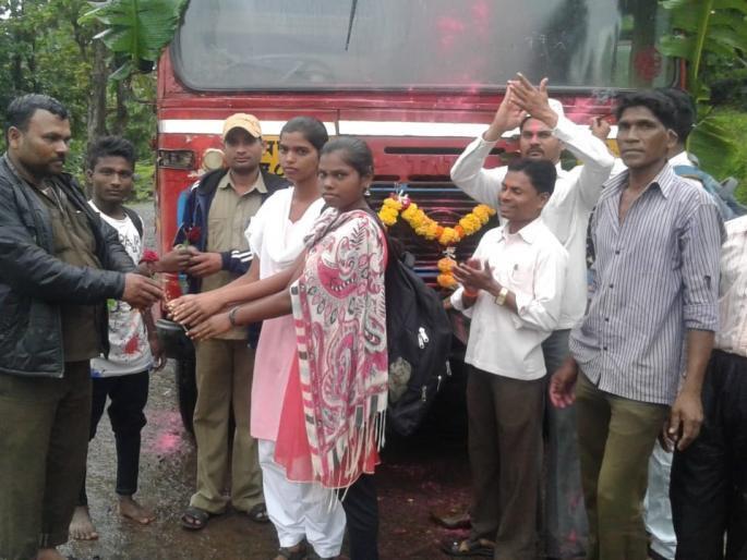 Finally, the students stopped | अखेर विद्यार्थ्यांची थांबली पायपीट Finally, the students stopped | अखेर विद्यार्थ्यांची थांबली पायपीट