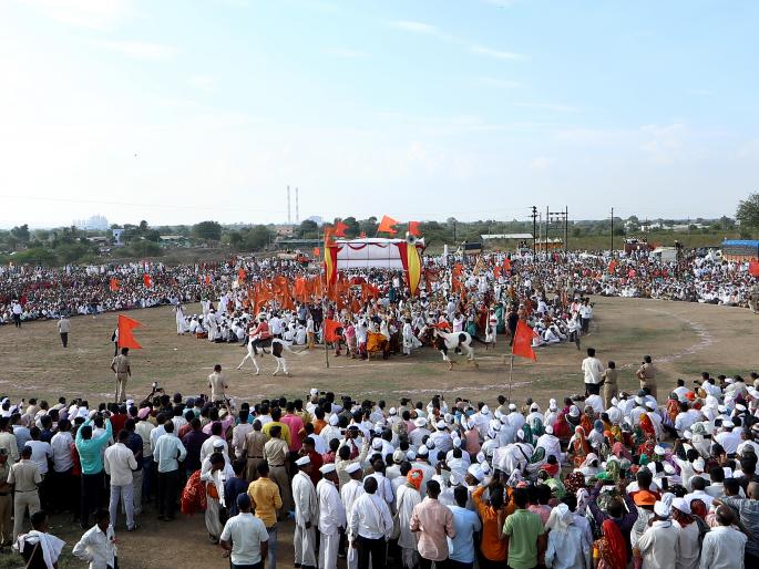 Devotees flock to see the Palkhi Arena ceremony | पालखी रिंगण सोहळा पाहण्यासाठी भाविकांची मांदियाळी Devotees flock to see the Palkhi Arena ceremony | पालखी रिंगण सोहळा पाहण्यासाठी भाविकांची मांदियाळी