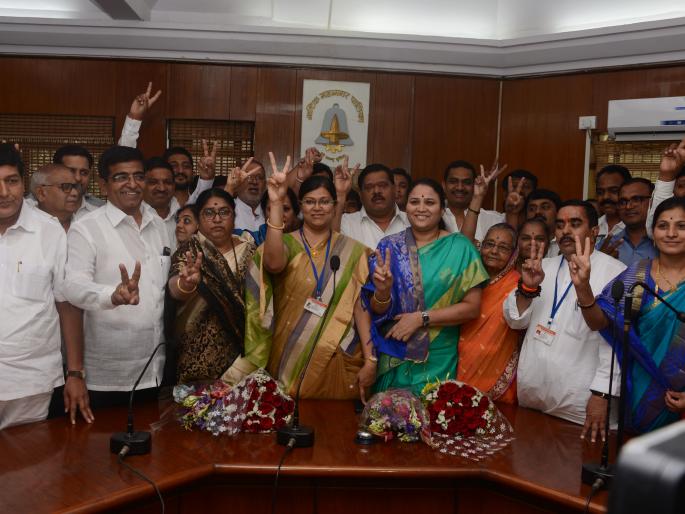 Nashik Municipal Corporation's 'Standing Committee' | नाशिक महापालिका ‘स्थायी’ सभापतिपदी हिमगौरी अहेर-आडके Nashik Municipal Corporation's 'Standing Committee' | नाशिक महापालिका ‘स्थायी’ सभापतिपदी हिमगौरी अहेर-आडके