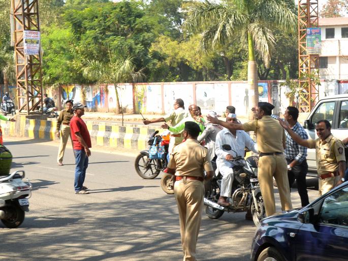 In the last 10 months, the penalty amounting to four crores was done by unskilled motorists | बेशिस्त वाहनचालकांकडून दहा महिन्यांत चार कोटींची दंडवसुली In the last 10 months, the penalty amounting to four crores was done by unskilled motorists | बेशिस्त वाहनचालकांकडून दहा महिन्यांत चार कोटींची दंडवसुली