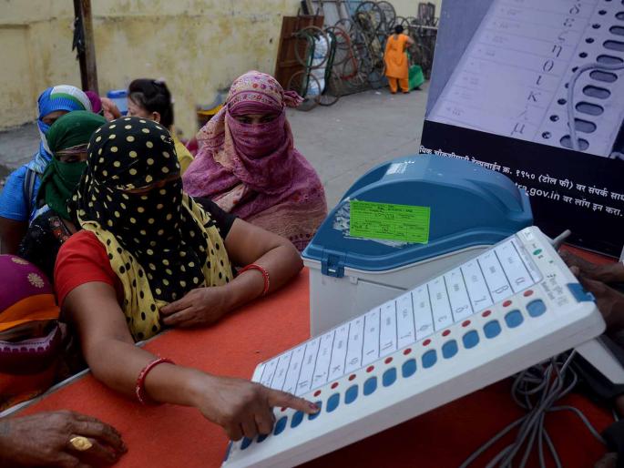 nashik,evm,demonstratio,for,women,in.redlight,area | ‘रेडलाइट’ मधील महिलांसाठी ईव्हीएमचे प्रात्यक्षिक