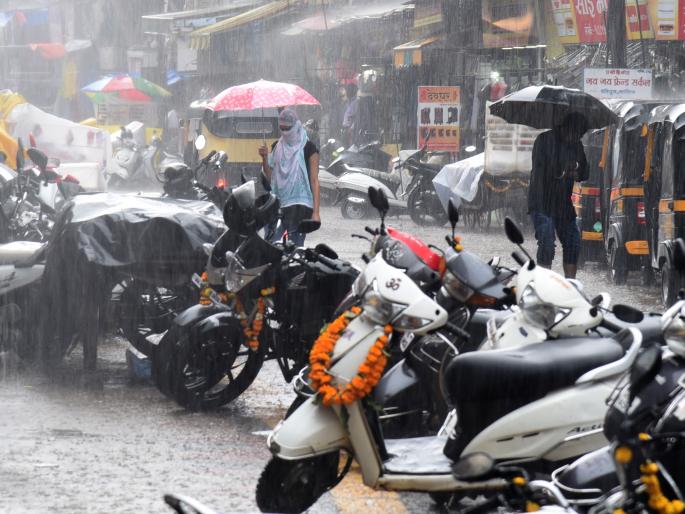 Heavy presence of rain; Cables blown in the market | पावसाची जोरदार हजेरी; बाजारपेठेत उडाली तारांबळ Heavy presence of rain; Cables blown in the market | पावसाची जोरदार हजेरी; बाजारपेठेत उडाली तारांबळ