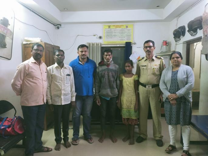 Gujaratwari's daughter's footsteps due to mother's longing | आईच्या ओढीने मुलीची पायी गुजरातवारी Gujaratwari's daughter's footsteps due to mother's longing | आईच्या ओढीने मुलीची पायी गुजरातवारी