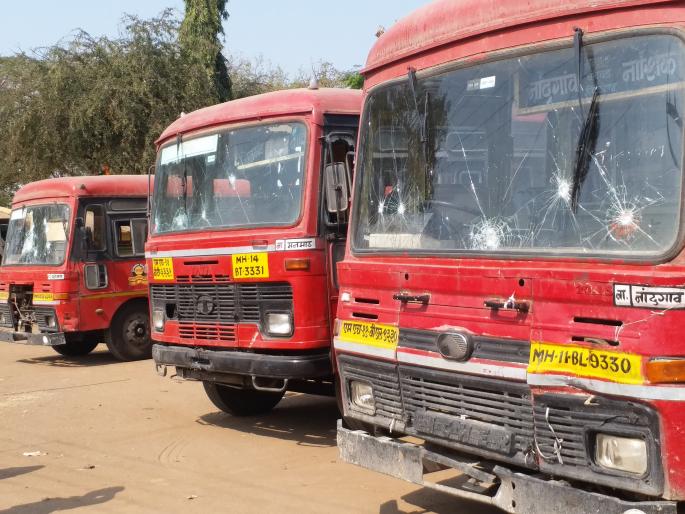 An angry mob stabbed a bus after the death of two-wheeler | दुचाकीस्वाराच्या मृत्यूनंतर संतप्त जमावाची बसेसवर दगडफेक An angry mob stabbed a bus after the death of two-wheeler | दुचाकीस्वाराच्या मृत्यूनंतर संतप्त जमावाची बसेसवर दगडफेक