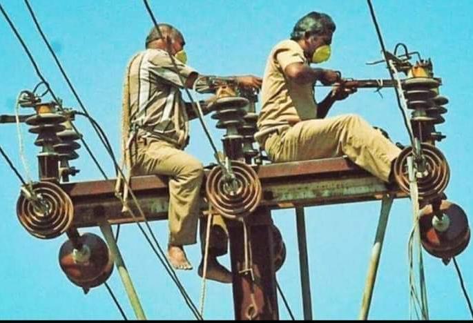 Thunderstorms across the state; Work begins at the war level to maintain power supply | राज्यभरात वादळी व मुसळधार पावसाचे थैमान; वीज पुरवठा कायम ठेवण्यासाठी युद्ध पातळीवर काम सुरु Thunderstorms across the state; Work begins at the war level to maintain power supply | राज्यभरात वादळी व मुसळधार पावसाचे थैमान; वीज पुरवठा कायम ठेवण्यासाठी युद्ध पातळीवर काम सुरु