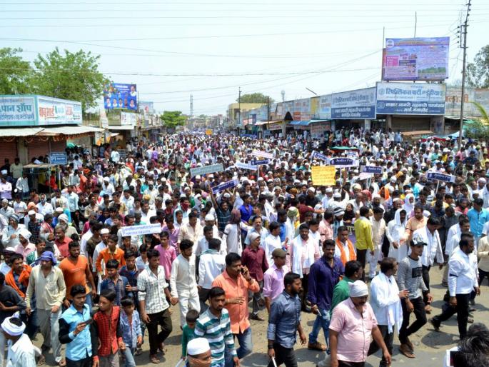 Gangakhed in Parbhani district, and closing of sticks in Sonpeth | परभणी जिल्ह्यात गंगाखेड, सोनपेठमध्ये कडकडीत बंद Gangakhed in Parbhani district, and closing of sticks in Sonpeth | परभणी जिल्ह्यात गंगाखेड, सोनपेठमध्ये कडकडीत बंद
