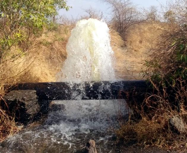 Parbhani: The water tank broke | परभणी:जलवाहिनी फोडली Parbhani: The water tank broke | परभणी:जलवाहिनी फोडली