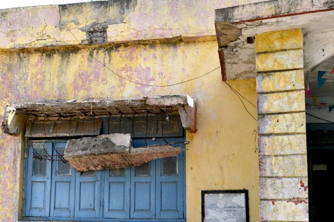 Parbhani: Running through dangerous buildings | परभणी : धोकादायक झालेल्या इमारतीतून चालतो कारभार