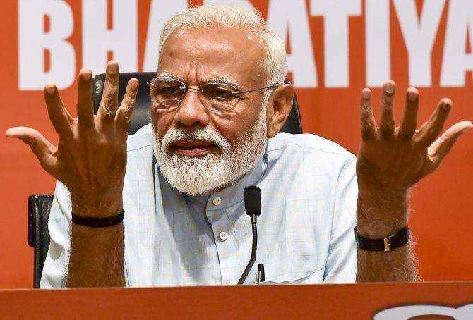 What politics is the government doing with the pain of buying it?; Shiv Sena attacks Modi government | हे विकतचे दुखणे घेऊन सरकार कसले राजकारण करतंय?; शिवसेनेचा मोदी सरकारवर हल्लाबोल What politics is the government doing with the pain of buying it?; Shiv Sena attacks Modi government | हे विकतचे दुखणे घेऊन सरकार कसले राजकारण करतंय?; शिवसेनेचा मोदी सरकारवर हल्लाबोल