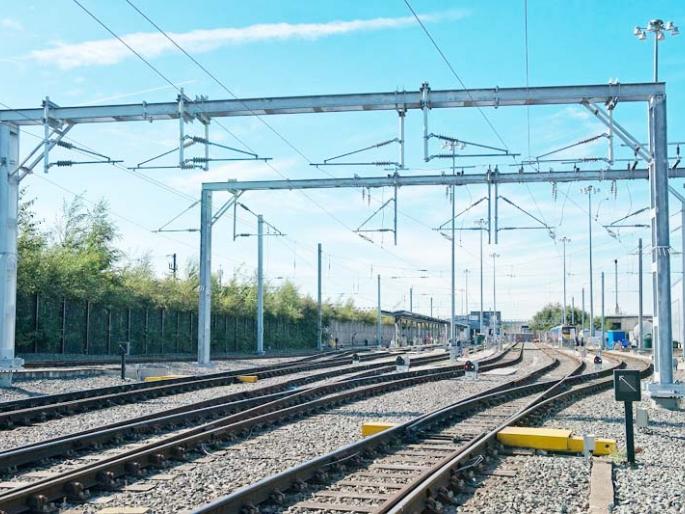 Electrification work in final stage; Electric train to run from Solapur after March | विद्युतीकरणाचे काम अंतिम टप्प्यात; मार्चनंतर सोलापुरातून धावणार विजेवरील रेल्वे Electrification work in final stage; Electric train to run from Solapur after March | विद्युतीकरणाचे काम अंतिम टप्प्यात; मार्चनंतर सोलापुरातून धावणार विजेवरील रेल्वे