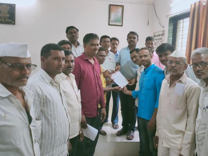 Parola Farmers' Association demands to pay Rs | एकरी ५० हजार नुकसान भरपाई देण्याची शेतकरी संघटनेची मागणी Parola Farmers' Association demands to pay Rs | एकरी ५० हजार नुकसान भरपाई देण्याची शेतकरी संघटनेची मागणी