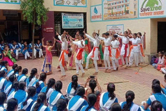 Dr. Celebrate Hindi Day in Virgo | अमळनेर : द्रौ.रा. कन्याशाळेत हिंदी दिवस साजरा Dr. Celebrate Hindi Day in Virgo | अमळनेर : द्रौ.रा. कन्याशाळेत हिंदी दिवस साजरा