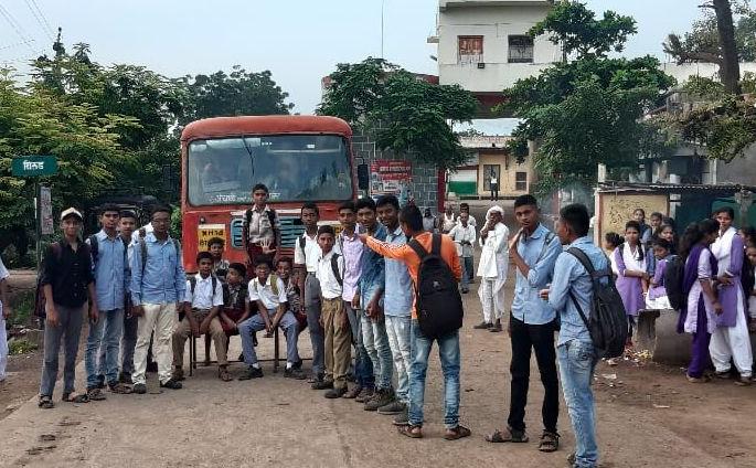 Students stopped Shirud | शिरूडला संतप्त विद्यार्थ्यांनी रोखली बस