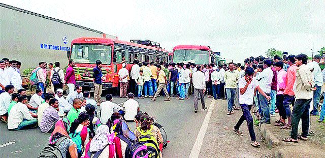 Stop the villagers' path in Umran | उमराणेत ग्रामस्थांचा रास्ता रोको Stop the villagers' path in Umran | उमराणेत ग्रामस्थांचा रास्ता रोको