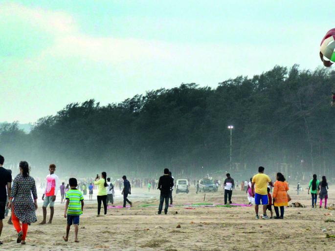 Tourism commensurate in Ratnagiri district, beaches thronged | रत्नागिरी जिल्ह्यात पर्यटन हंगामाला जोर, बीचेस गर्दीने फुलले Tourism commensurate in Ratnagiri district, beaches thronged | रत्नागिरी जिल्ह्यात पर्यटन हंगामाला जोर, बीचेस गर्दीने फुलले