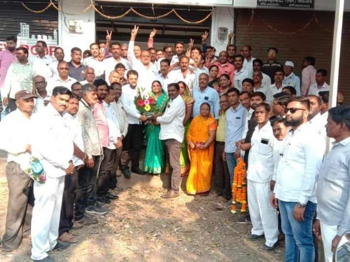 BJP's Kavitabai Koli finally became Raver Panchayat Samiti chairperson | रावेर पंचायत समिती सभापतीपदी अखेर भाजपच्या कविताबाई कोळी BJP's Kavitabai Koli finally became Raver Panchayat Samiti chairperson | रावेर पंचायत समिती सभापतीपदी अखेर भाजपच्या कविताबाई कोळी