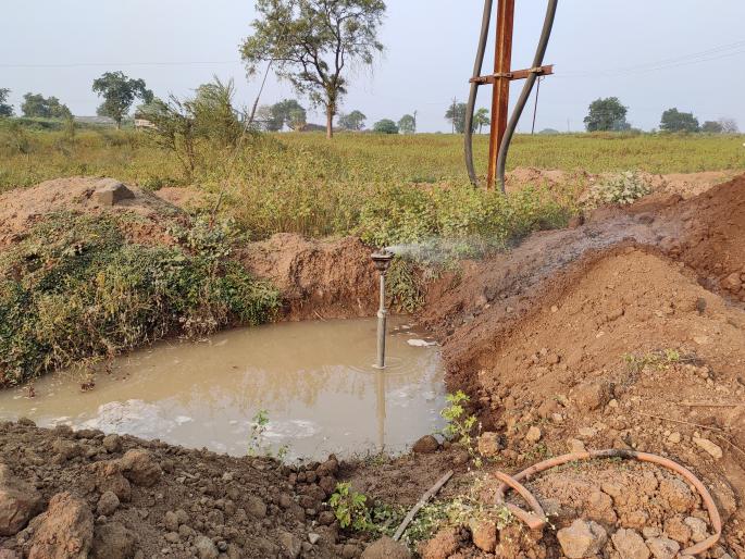 The leakage of a water supply to Navodaya in Bhusawal | भुसावळात ‘नवोदय’ला पाणीपुरवठा करणाऱ्या जलवाहिनीला गळती The leakage of a water supply to Navodaya in Bhusawal | भुसावळात ‘नवोदय’ला पाणीपुरवठा करणाऱ्या जलवाहिनीला गळती