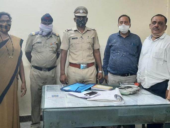 The Bhusawal Railway Police handed over the girl to her parents | संतापाच्या भरात रेल्वेने निघालेल्या मुलीस भुसावळ लोहमार्ग पोलिसांनी केले पालकांच्या स्वाधीन The Bhusawal Railway Police handed over the girl to her parents | संतापाच्या भरात रेल्वेने निघालेल्या मुलीस भुसावळ लोहमार्ग पोलिसांनी केले पालकांच्या स्वाधीन