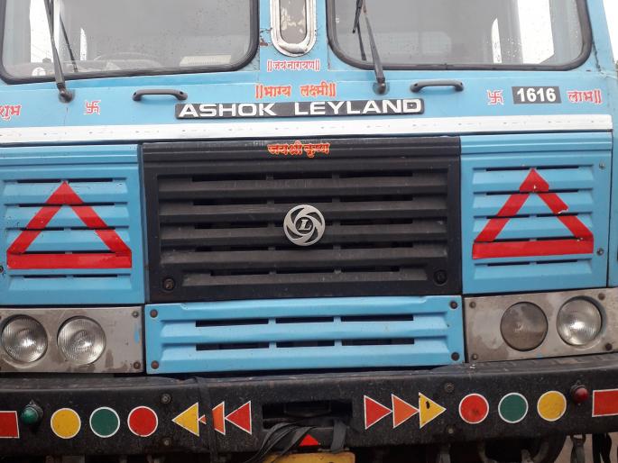 An old man died on the spot in Bhaddhava dumper at Ku Khe (leaf) | कुºहे (पानाचे) येथे भरधाव डंपरच्या धडकेत वृद्धाचा जागीच मृत्यू An old man died on the spot in Bhaddhava dumper at Ku Khe (leaf) | कुºहे (पानाचे) येथे भरधाव डंपरच्या धडकेत वृद्धाचा जागीच मृत्यू