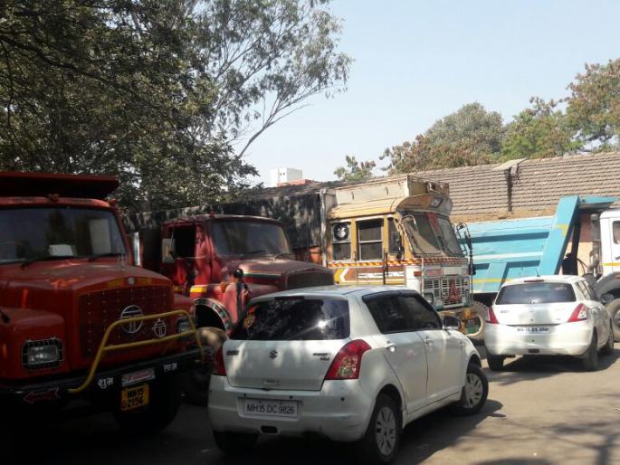 Sand Mafioni took away trains from Nashik District Collectorate | वाळू माफियांनी नाशिक जिल्हाधिकारी कार्यालयातून गाड्या पळविल्या Sand Mafioni took away trains from Nashik District Collectorate | वाळू माफियांनी नाशिक जिल्हाधिकारी कार्यालयातून गाड्या पळविल्या