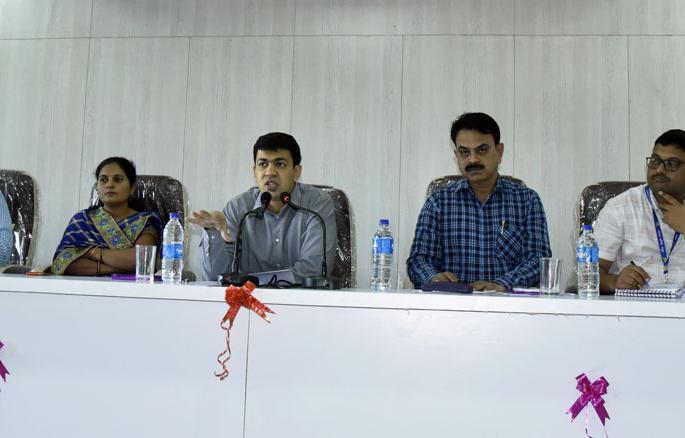 Create at least 5 boat operators in each village: Abhijit Choudhary | प्रत्येक गावात बोट चालविणाऱ्या किमान 5 व्यक्ती तयार करा :  डॉ. अभिजीत चौधरी