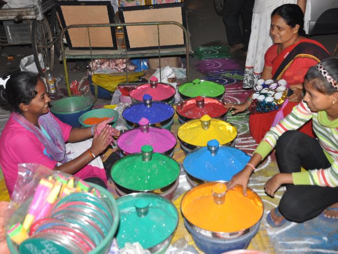 Sellers' bust by Diwali rains | दिवाळीतील पावसाने विक्रेत्यांचे दिवाळे Sellers' bust by Diwali rains | दिवाळीतील पावसाने विक्रेत्यांचे दिवाळे
