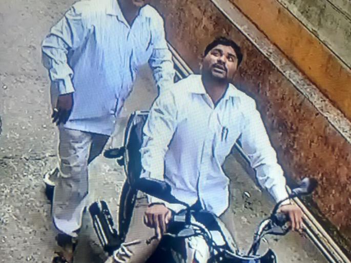 Nashik: Two lakh jewelery stolen by tattoo workers in Nashik | नाशिकमध्ये तोतया विज कर्मचा-यांनी केली दोन लाखांच्या दागिण्यांची चोरी