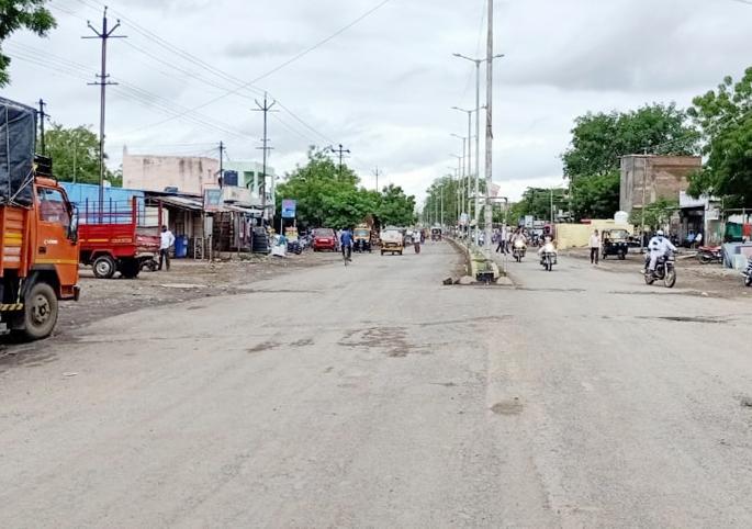 Set up 50 containment zones in Solapur; Restrictions in 331 places | सोलापुरातील ५० कंटेन्मेंट झोन उठवले; ३३१ ठिकाणी निर्बंध कायम Set up 50 containment zones in Solapur; Restrictions in 331 places | सोलापुरातील ५० कंटेन्मेंट झोन उठवले; ३३१ ठिकाणी निर्बंध कायम
