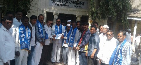 Request for tahsiladar to protest against attack on Athavale | आठवले यांच्यावरील हल्ल्याच्या निषेधार्थ तहसीलदारांना निवेदन Request for tahsiladar to protest against attack on Athavale | आठवले यांच्यावरील हल्ल्याच्या निषेधार्थ तहसीलदारांना निवेदन